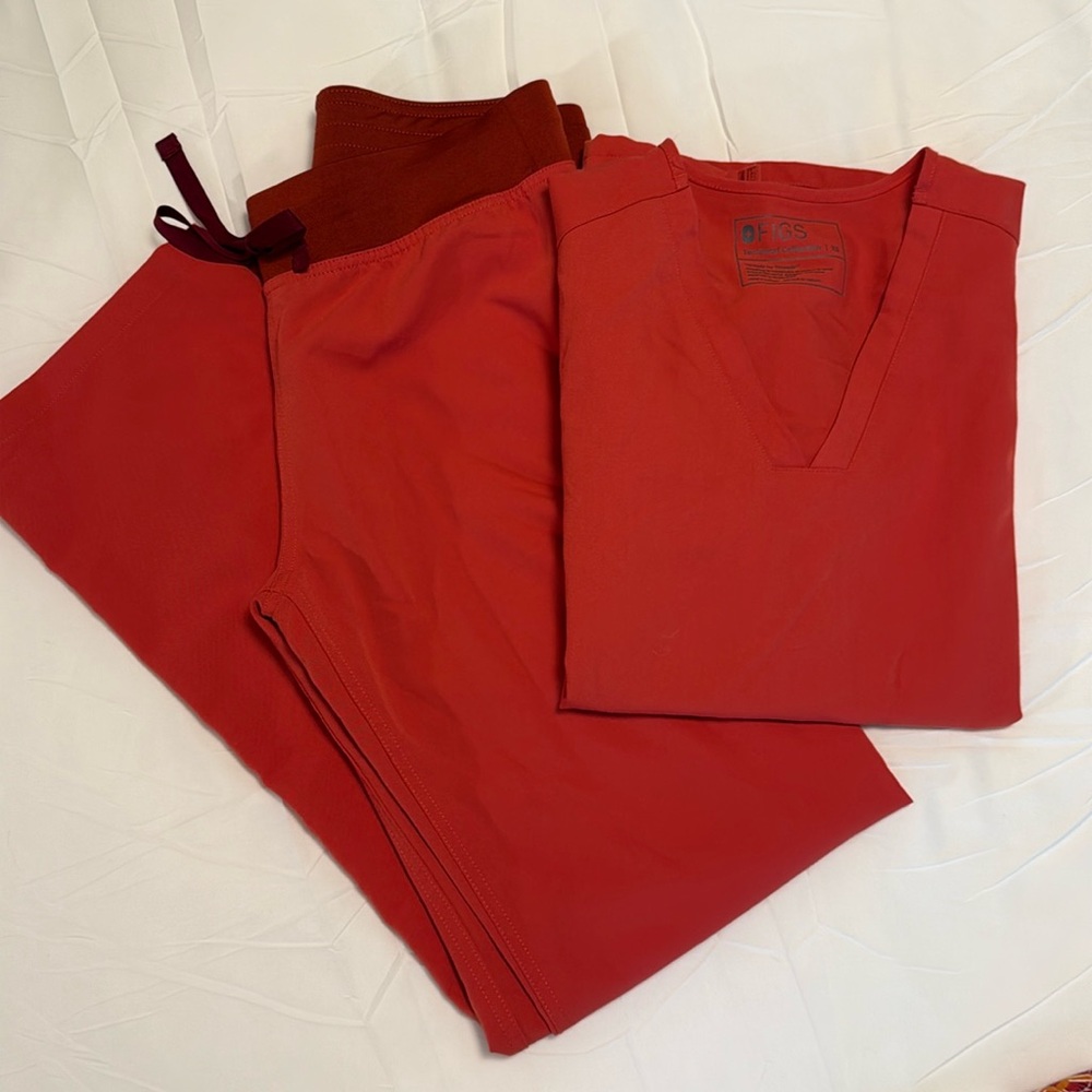 FIGS Technical Collection Coral Hibiscus Scrub Set XS